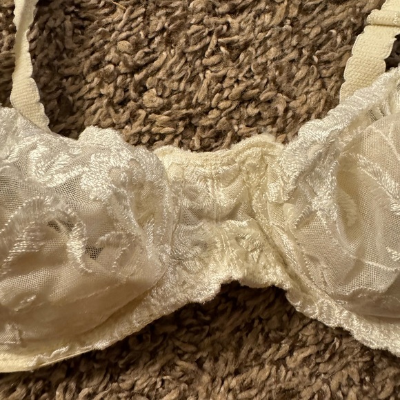 ⭐️3 for $30 | Vintage Victorias Secret Off white Mesh Bra with Floral Embroidery - Picture 5 of 7